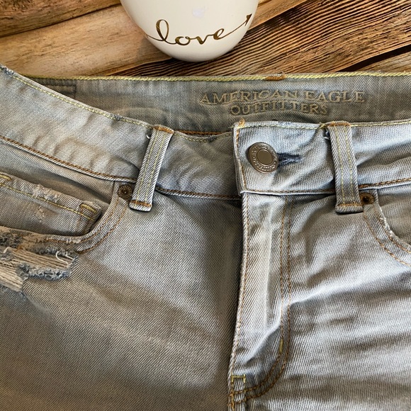 American Eagle Light Wash Midi Jean Shorts Size 6 - Picture 2 of 7